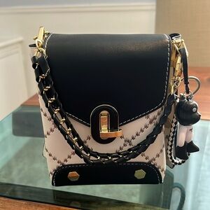 Small purse great for shopping or vacations.